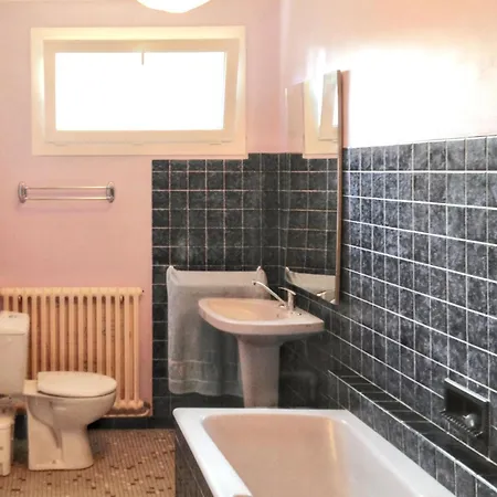 Maison Familiale Spacieuse Pres De Avec Jardin Holiday home Carrouges