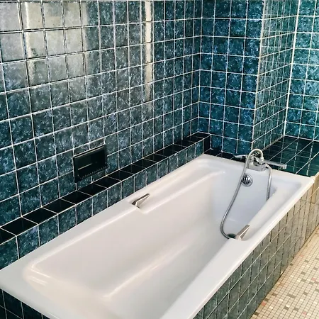 Vakantiehuis Maison Familiale Spacieuse Pres De Avec Jardin Carrouges