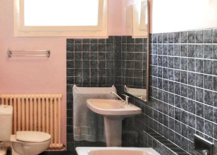 Maison Familiale Spacieuse Pres De Avec Jardin Holiday home Carrouges